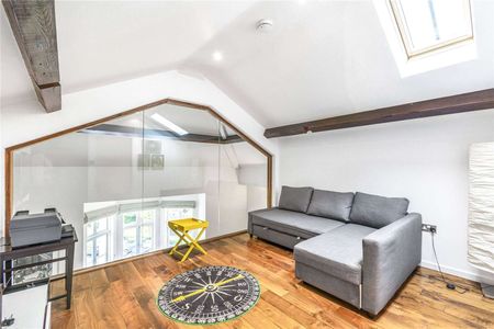 SHORT LET: Stunning two bedroom apartment in a charming period building with gated access, off-street parking and communal gardens. - Photo 3