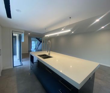 Modern Luxury 4-Bedroom Family Home - Quiet Street & Convenient Loc... - Photo 5