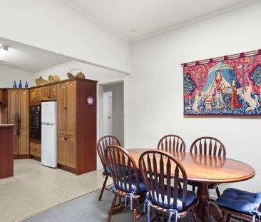 GREAT FAMILY HOME OPPOSITE OAK STREET OVAL - Photo 6