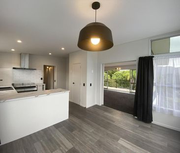 Modern family living - Photo 1