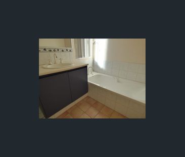 VIC PARK LOCATION! 3x2x2 PLEASANT FAMILY HOME! - Photo 6