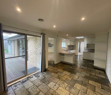 Family home with views - Photo 5