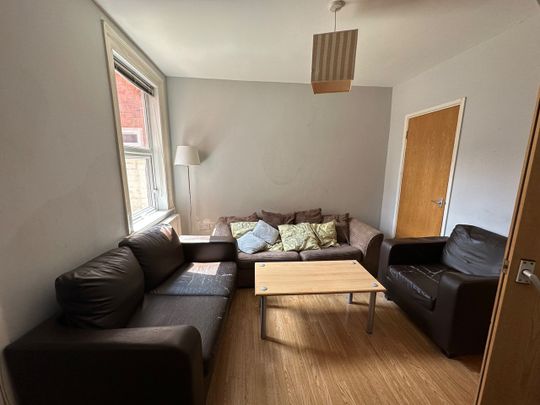 6 Bed Terraced House, Pitcroft Avenue, RG6 - Photo 1