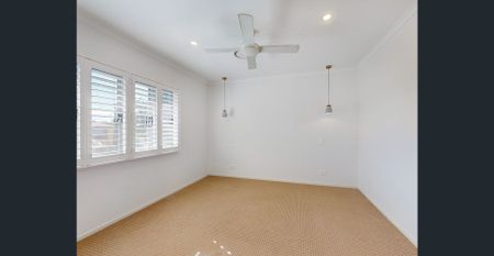 Executive Family Home with Pool, Entertainer’s Kitchen & Prime Location - Photo 2