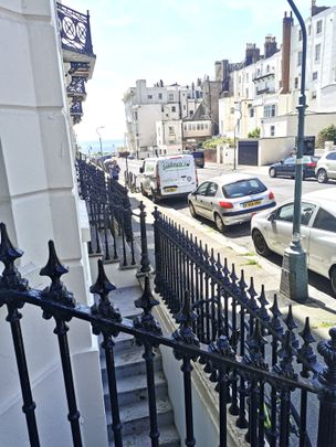 Pleasantly Decorated Two Bedroom Flat To Rent in Hove - Photo 1