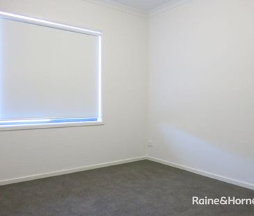 "MODERN 4 BEDROOM FAMILY HOME IN GREAT CENTRAL LOCATION!" - Photo 4