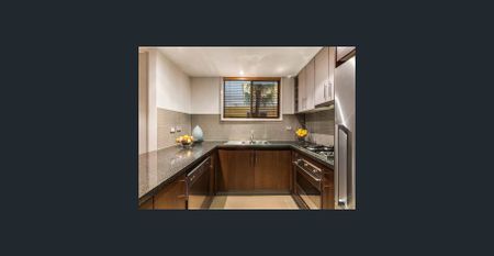 Spacious Two-Bedroom Apartment with Courtyard in a Quiet Complex - Photo 4
