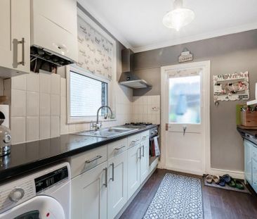 2 bedroom end of terrace house to rent - Photo 3