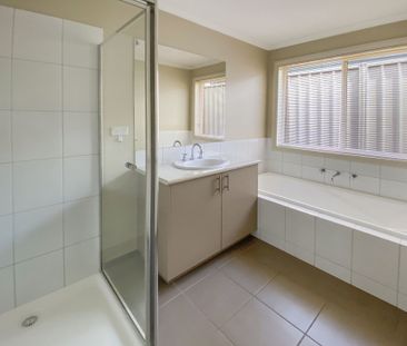 17 Aliza Avenue, California Gully - Photo 5