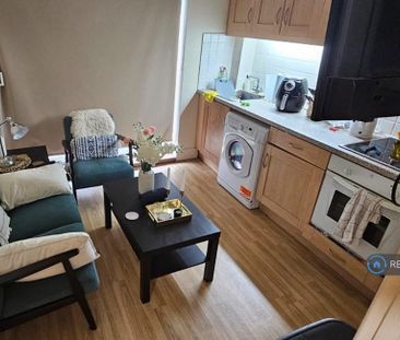 3 bedroom flat to rent - Photo 1