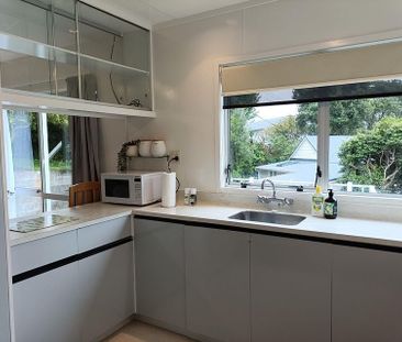 Super sunny & extremely convenient location - Photo 6