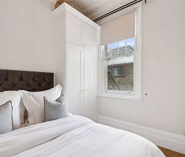 A smart two bedroom flat with high ceilings and wood floors on the ... - Photo 4