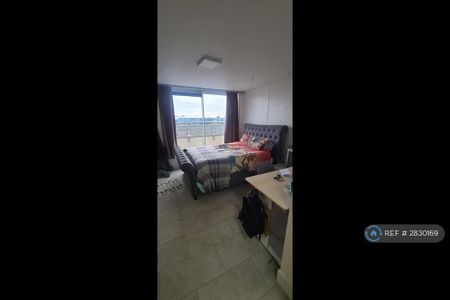 1 bedroom in a flat share to rent - Photo 4