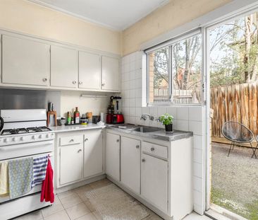 TWO BEDROOM TOWNHOUSE WITH SIX MONTH LEASE ONLY. - Photo 6