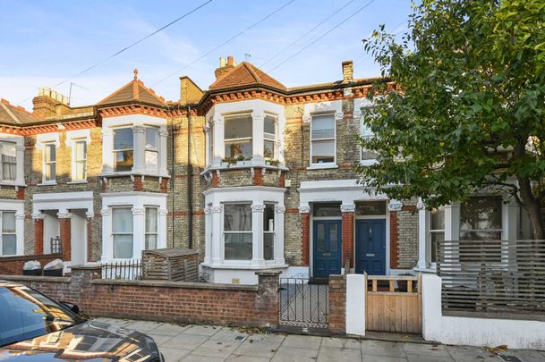Price £600 pw - Available 23/05/2026 - Part Furnished - Photo 1