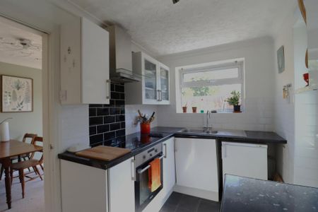 3 bedroom semi-detached house to rent - Photo 5