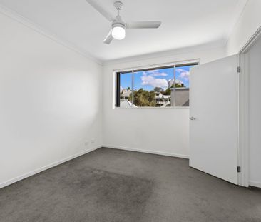 LARGE ONE BEDROOM APARTMENT - Photo 4