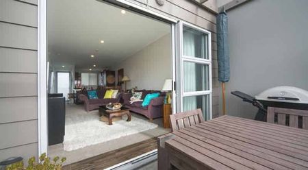 Entire 2 Bedroom Apartment – Central Onehunga - Photo 4