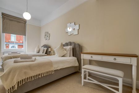 4 bed flat to rent in Kensington Court, London, W8 5 - Photo 3