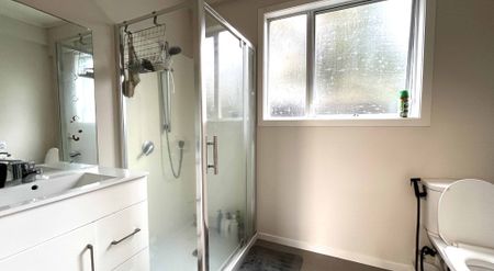 Spacious 4-Bed Townhouse - Walk to Highbury Mall - Photo 5