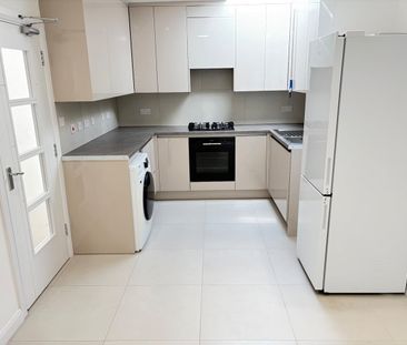 3 Bed Flat, Very Near Cleveley Crescent Area, W5 - Photo 5