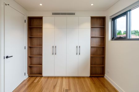 Near New 5 bedroom Luxury Duplex with Granny flat - Photo 4