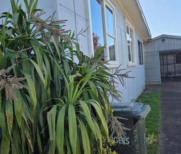 Charming 3BR Home - Photo 2