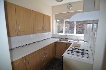 2 bed Terraced - To Let - Photo 5