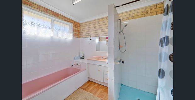 THREE BEDROOM HOME LOCATED IN BURNETT HEADS! - Photo 1