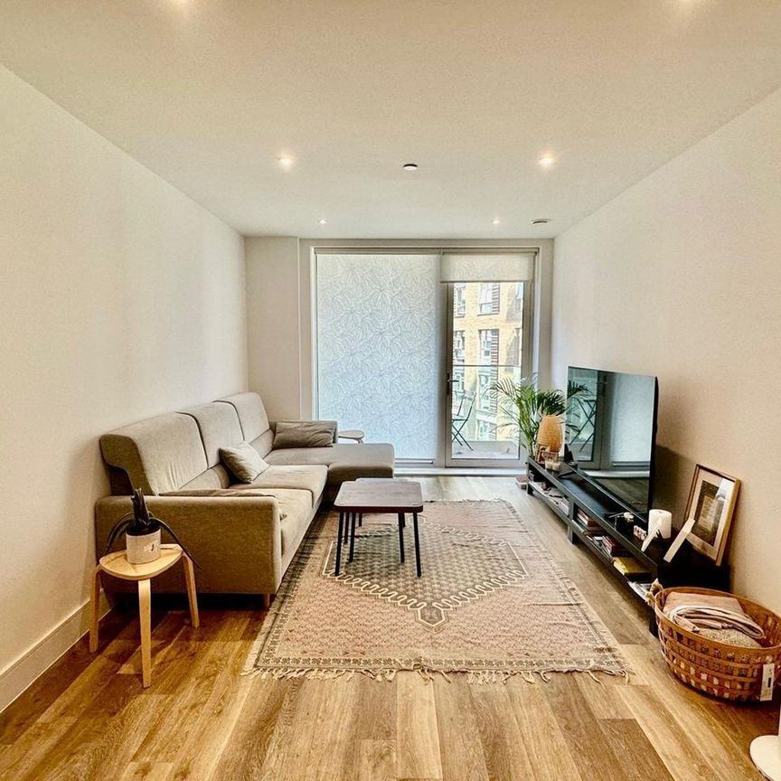 2 Bed Flat, York Road, SW11 - Photo 1