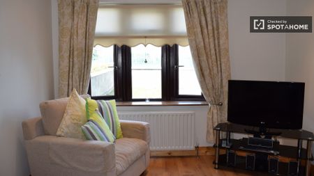 Huge room in 3-bedroom apartment in Tallaght, Dublin - Photo 4