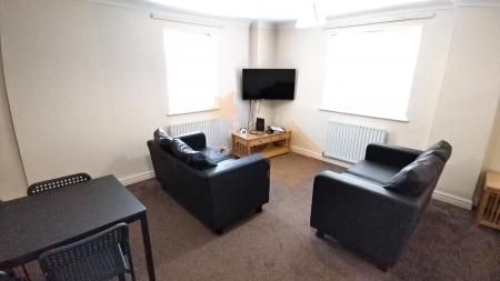 4 bedroom Semi-detached house To Let - Photo 1