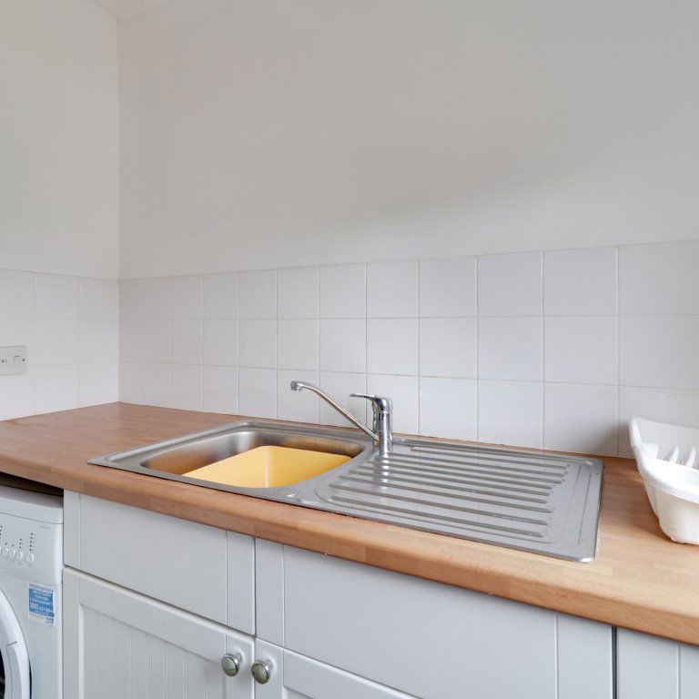 A 1 Bedroom Flat in London Road GL52 6HF - Photo 1