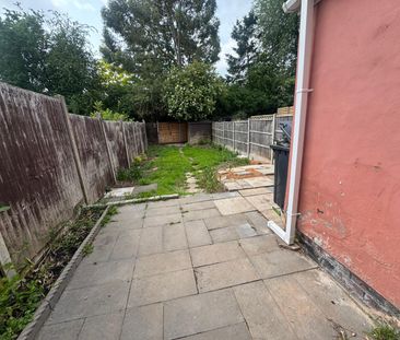 4 Bedroom Property in LE5 - Photo 3