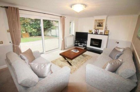 6 bedroom detached house to rent - Photo 4