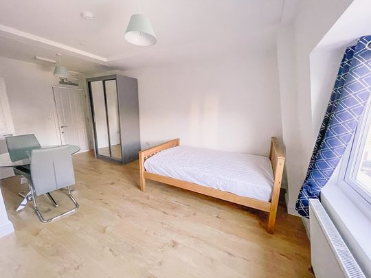 Holloway Road, Islington, London, N7 - Photo 1