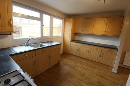 The Hawthorns, Burgess Hill, RH15 - Photo 4