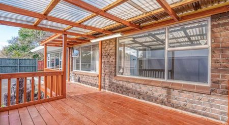 Charming 3BR Home with Garden! - Photo 2