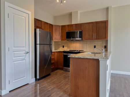 Modern 3 Bedroom Townhouse In Panatella | Garage | Fireplace - Photo 5