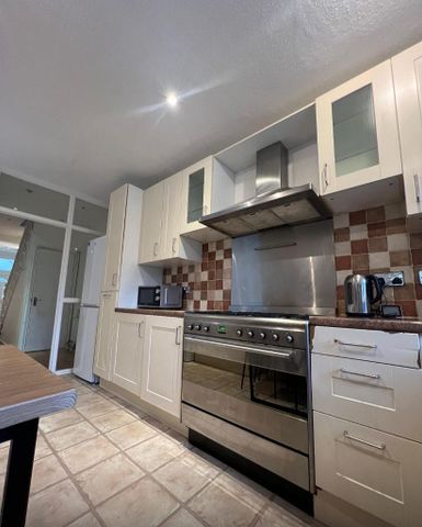 4 bedroom semi-detached house to rent - Photo 4