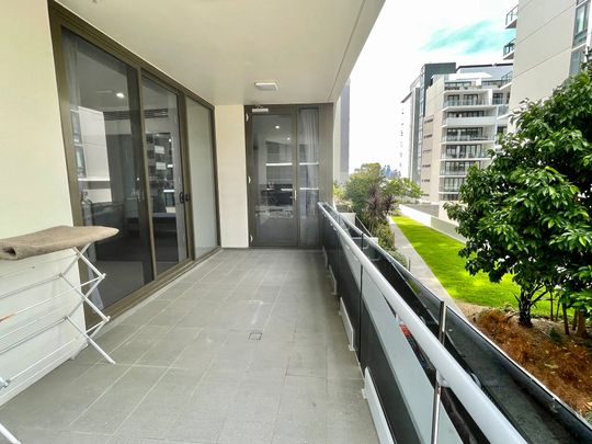 [Fully furnished] Stunning Three Bedroom Apt with 2 Car Space for Lease - Photo 1