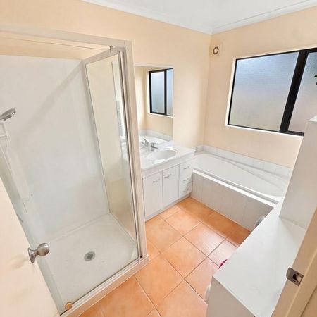 Two bedroom gem in Flat Bush! - Photo 5