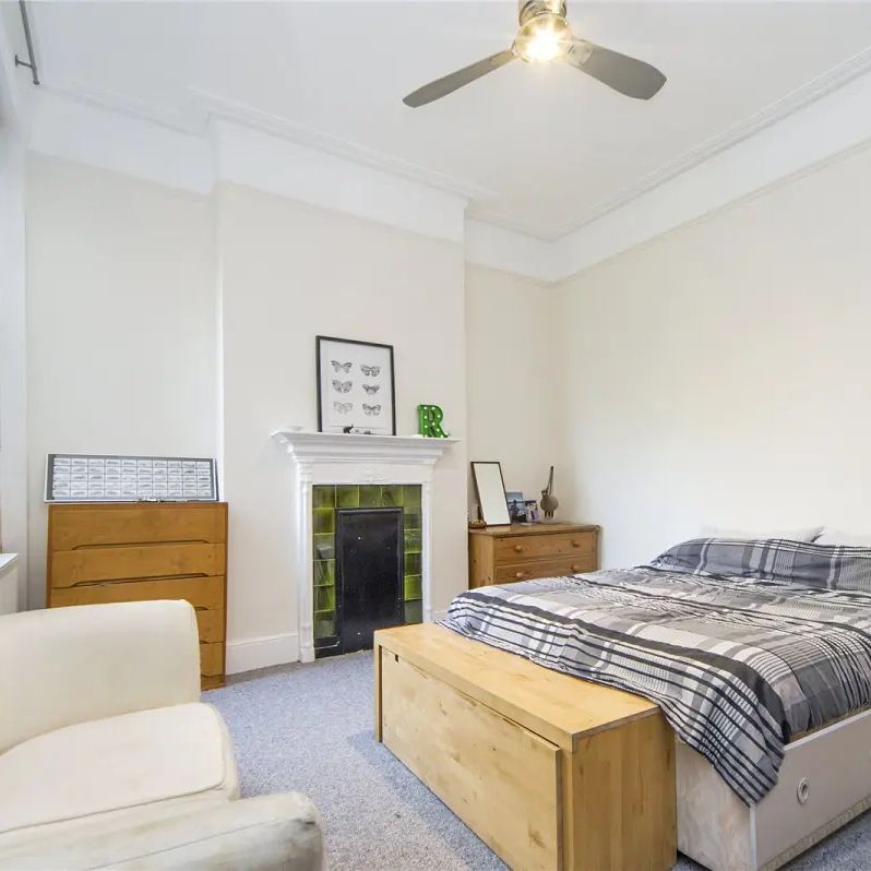 2 bedroom flat in Richmond Road - Photo 1