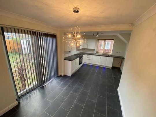 3 bedroom end of terrace house to rent - Photo 1