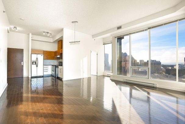 Le 400 Sherbrooke Ouest is located a few steps away from Montreal's Quartier des Spectacles. - Photo 1