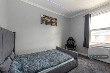 4 bedroom terraced house to rent - Photo 3