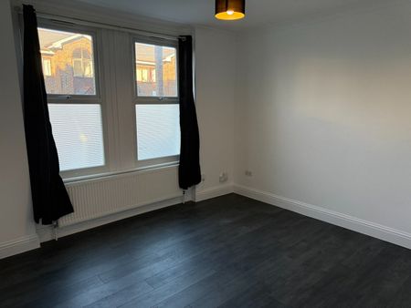 2 Bed Flat, Garratt Terrace, SW17 - Photo 2
