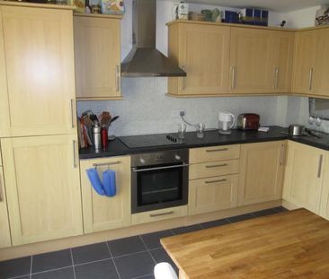 Clandon Avenue, Egham, Surrey, TW20 8LP - Photo 1