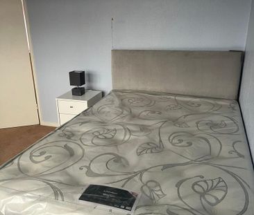 1 bedroom in a flat share to rent - Photo 2