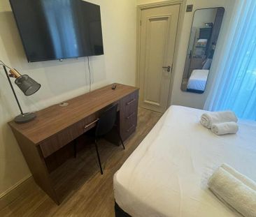 1 bedroom in a house share to rent - Photo 2